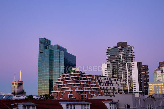 Bâtiments modernes de grande hauteur dans le quartier des affaires construit de la ville moderne avec le ciel du crépuscule. paysage urbain architectural moderne. — Photo de stock