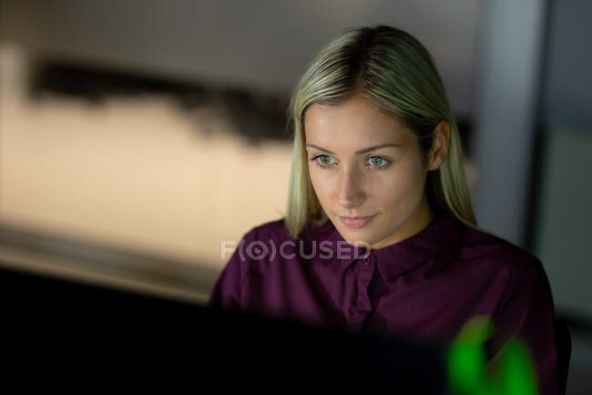 Kaukasische Geschäftsfrau arbeitet nachts mit Laptop. spät arbeiten in einem modernen Büro. — Stockfoto
