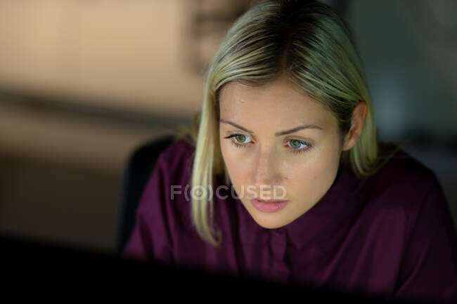 Caucasian businesswoman working at night using laptop. working late in business at a modern office. — Stock Photo