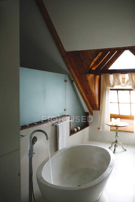 Interno di bagno di lusso e vasca con acqua corrente. stile di vita domestico, godendo del tempo libero a casa. — Foto stock
