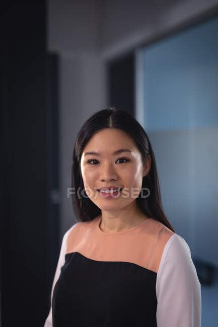 Retrato de sorridente asiático empresária olhando para a câmera. trabalhando em negócios em um escritório moderno. — Fotografia de Stock