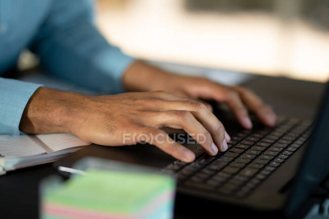 Hombre de negocios que trabaja de noche usando el portátil. trabajar hasta tarde en los negocios en una oficina moderna. - foto de stock