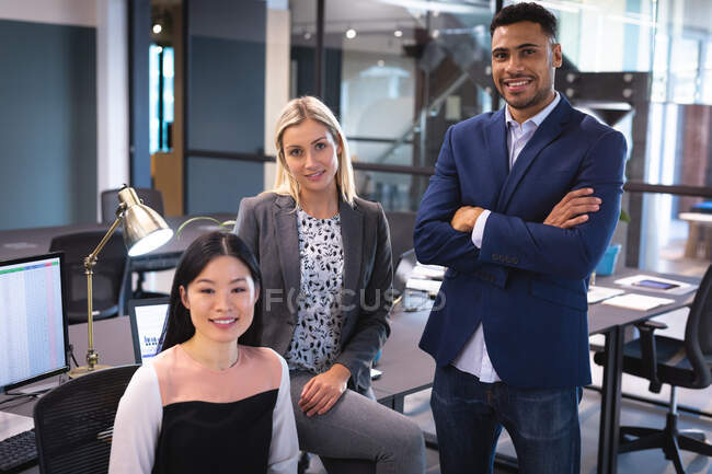 Retrato do grupo diverso de colegas de negócios que têm reunião. trabalhando em negócios em um escritório moderno. — Fotografia de Stock