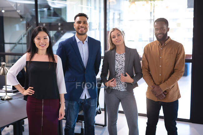 Ritratto di un gruppo eterogeneo di colleghi d'affari in riunione. lavorare in azienda in un ufficio moderno. — Foto stock