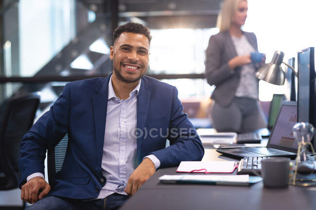Retrato de un hombre de negocios con una colega de negocios bebiendo café. trabajar en un negocio en una oficina moderna. - foto de stock