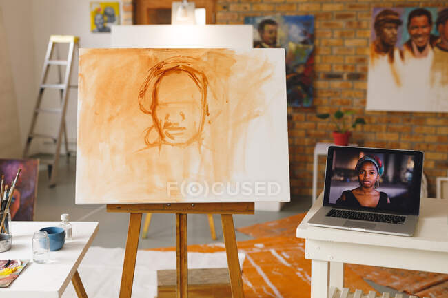 Moderna pittura a olio astratta su tela seduta su cavalletto in studio di artisti. creazione e ispirazione in uno studio di pittura artisti. — Foto stock