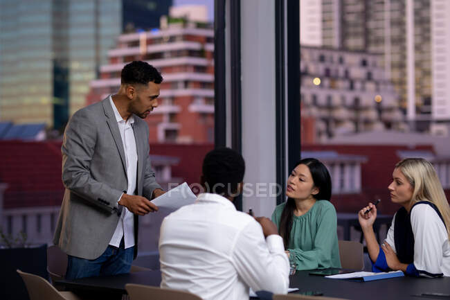 Vielfältige Gruppe von Geschäftskollegen, die nachts arbeiten und sich treffen. spät arbeiten in einem modernen Büro. — Stockfoto
