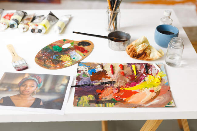 Peinture à l'huile abstraite moderne sur toile en atelier d'artistes. création et inspiration dans un atelier de peinture d'artistes. — Photo de stock