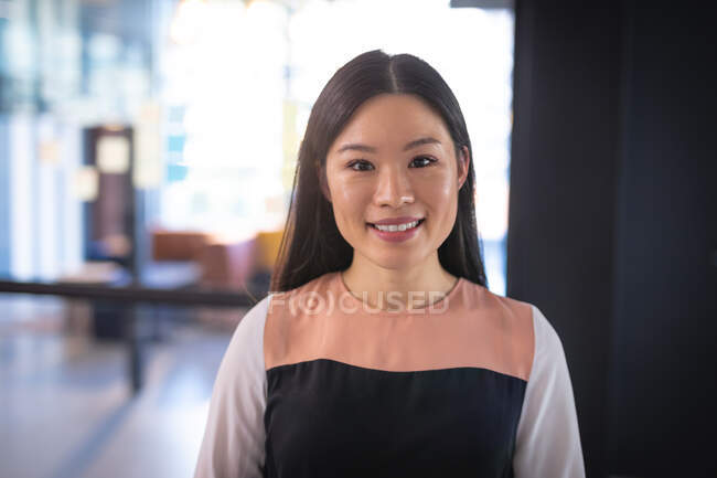 Портрет усміхненої азіатської бізнес-леді, яка дивиться на камеру. робота в бізнесі в сучасному офісі . — стокове фото