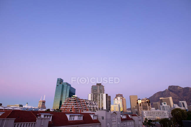 Moderne Hochhäuser im bebauten Geschäftsviertel der modernen Stadt mit Dämmerungshimmel. Modernes architektonisches Stadtbild. — Stockfoto