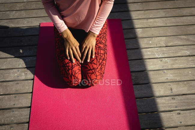 Donna che pratica yoga nella giornata di sole al mare. stile di vita sano, godendo del tempo libero all'aperto. — Foto stock