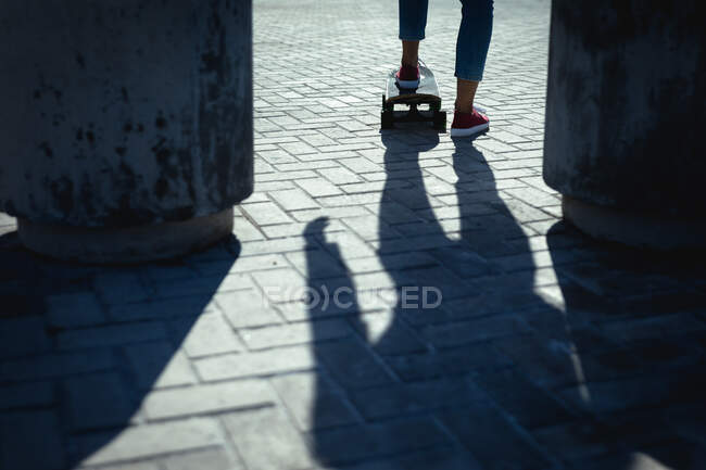 Skateboardfahrerin an einem sonnigen Tag auf der Straße. gesunder Lebensstil, Freizeit im Freien genießen. — Stockfoto