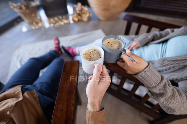 Couple dans le salon tenant des tasses et buvant du café. passer du temps à la maison. — Photo de stock