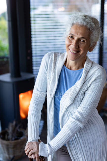 Retrato de mulher caucasiana sênior feliz na sala de estar. estilo de vida aposentadoria, passar o tempo sozinho em casa. — Fotografia de Stock