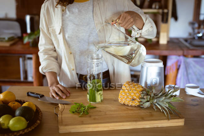 Mulher preparando bebida saudável na cozinha. estilo de vida saudável, desfrutando de tempo de lazer em casa. — Fotografia de Stock