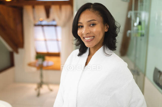 Porträt einer lächelnden Mischlingshündin im Badezimmer, die in die Kamera blickt. häuslicher Lebensstil, selbstgepflegte Freizeit zu Hause genießen. — Stockfoto