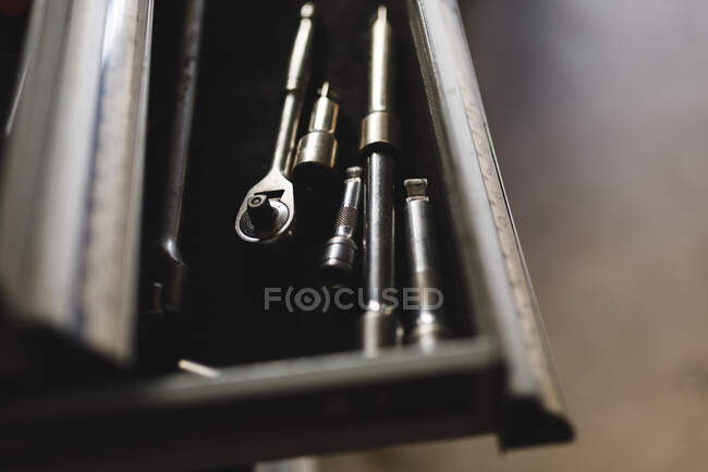 Cierre de llaves y herramientas en una caja. propietario de negocio independiente en el garaje de servicio de coches. - foto de stock