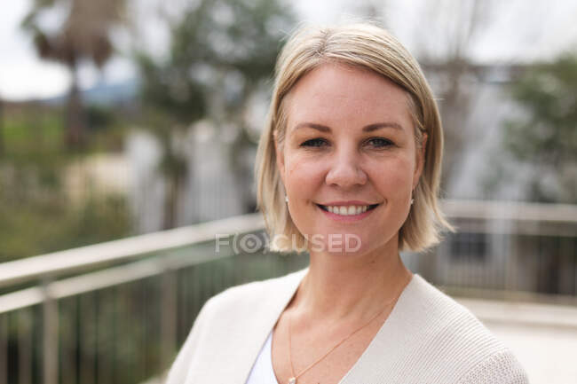 Portrait of smiling caucasian female business creative looking at camera outside workplace. independent creative business people working at a modern office. — Stock Photo