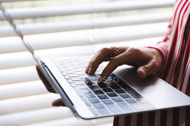 Mãos de negócio feminino criativo em pé na janela, usando laptop. empresários criativos independentes que trabalham em um escritório moderno. — Fotografia de Stock