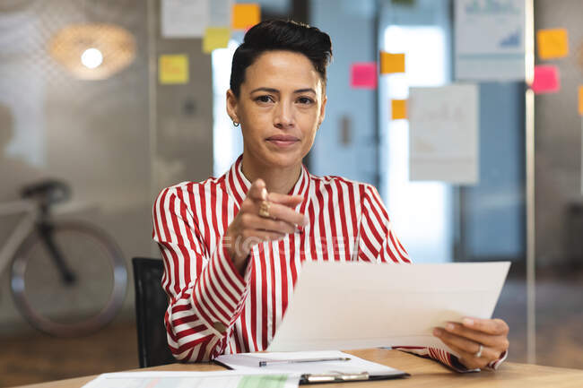 Considerável caucasiano feminino de negócios criativo segurando notas, gesticulando com as mãos. empresários criativos independentes que trabalham em um escritório moderno. — Fotografia de Stock