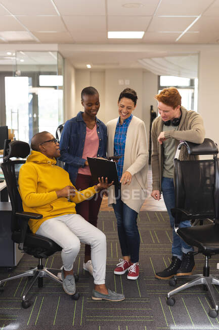 Sonriendo diversos colegas masculinos y femeninos trabajando juntos. trabajar en un negocio creativo en una oficina moderna. - foto de stock