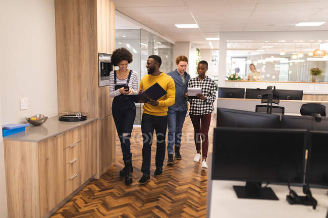 Diversos colegas do sexo masculino e feminino trabalham juntos. trabalhando em negócios criativos em um escritório moderno. — Fotografia de Stock