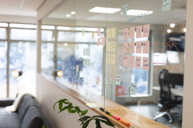 Interior de escritório moderno com parede de vidro e notas de memorando. trabalhando em negócios criativos em um escritório moderno. — Fotografia de Stock