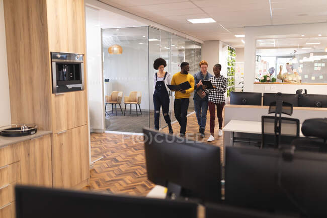 Diversos colegas do sexo masculino e feminino trabalham juntos. trabalhando em negócios criativos em um escritório moderno. — Fotografia de Stock