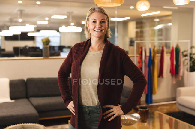 Retrato de sorridente branco feminino criativo olhando para a câmera. trabalhando em negócios criativos em um escritório moderno. — Fotografia de Stock