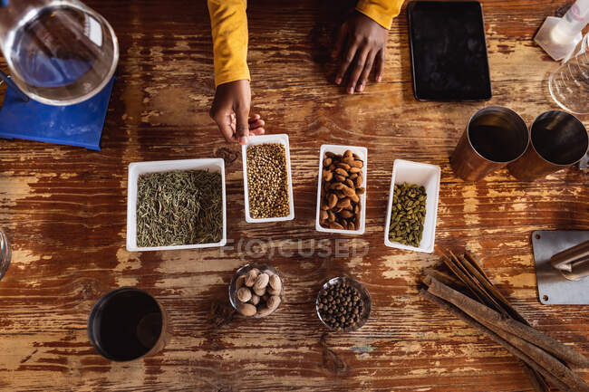Vista aérea de vários ingredientes em uma mesa de madeira para produção de gim na destilaria de gim. conceito de produção e filtração de álcool — Fotografia de Stock