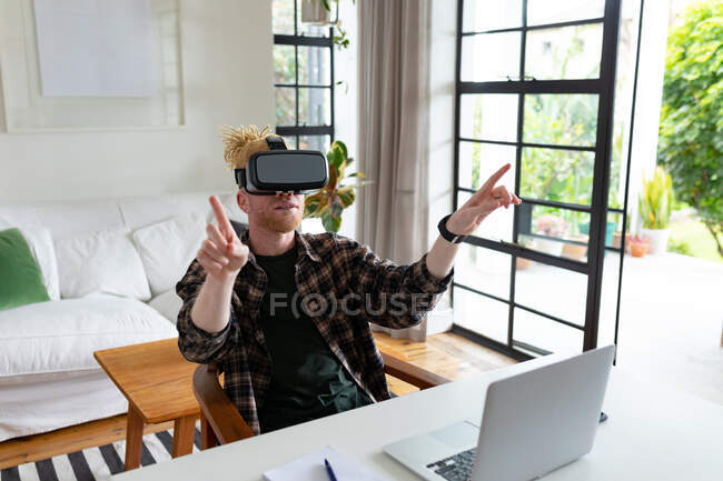 Albino african american man with dreadlocks working from home and using vr headsets. remote working using technology at home. — Stock Photo