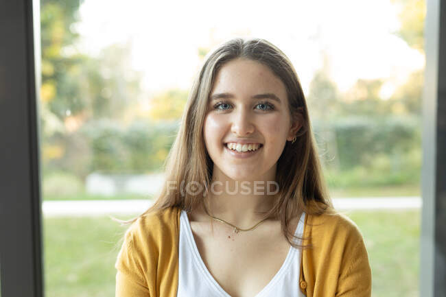 Portrait of happy caucasian woman looking at camera. lifestyle, leisure, spending free time at home. — Stock Photo