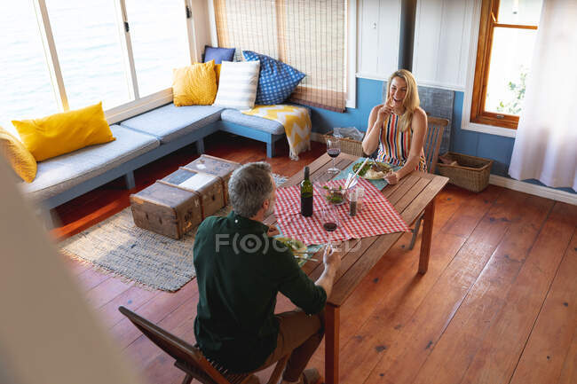 Feliz casal maduro caucasiano ter um jantar romântico em casa. desfrutar de tempo de lazer em casa. — Fotografia de Stock