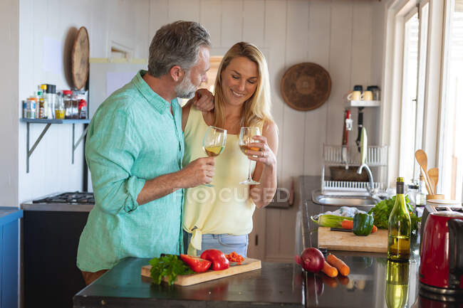 Feliz casal maduro caucasiano cozinhar juntos na cozinha moderna. desfrutar de tempo de lazer em casa. — Fotografia de Stock