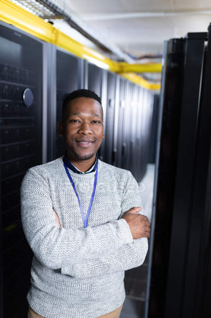 Portrait d'un informaticien afro-américain travaillant dans une salle de serveurs. stockage de l'information numérique et technologie des réseaux de communication. — Photo de stock