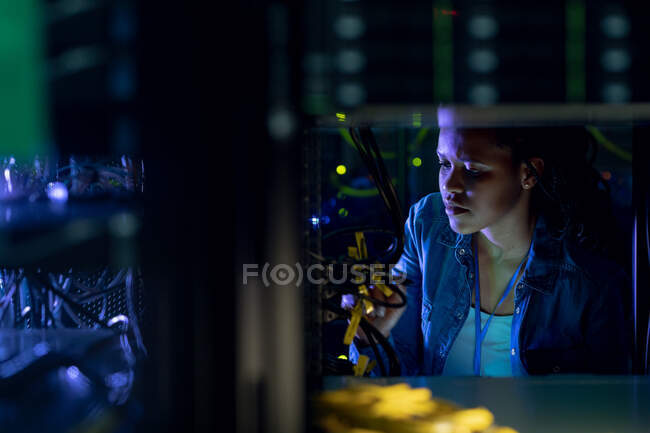 Afroamerikanische Computertechnikerin, die im Serverraum arbeitet. digitale Informationsspeicherung und Kommunikations-Netzwerktechnologie. — Stockfoto