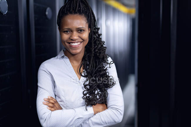 Porträt einer afrikanisch-amerikanischen Computertechnikerin, die im Serverraum arbeitet. digitale Informationsspeicherung und Kommunikations-Netzwerktechnologie. — Stockfoto