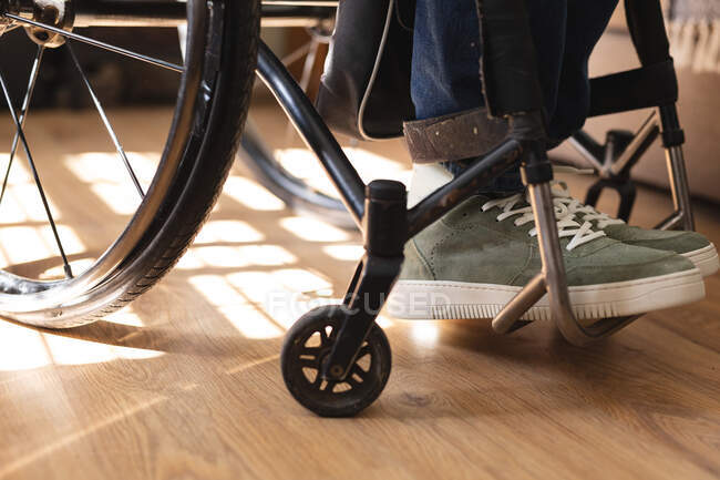 Низька частина інвалідів сидить на інвалідному візку вдома. концепція інвалідності та переваги — стокове фото