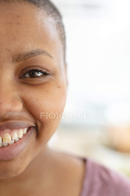 Portrait de femme afro-américaine plus taille regardant la caméra et souriant. mode de vie, loisirs et passer du temps à la maison. — Photo de stock