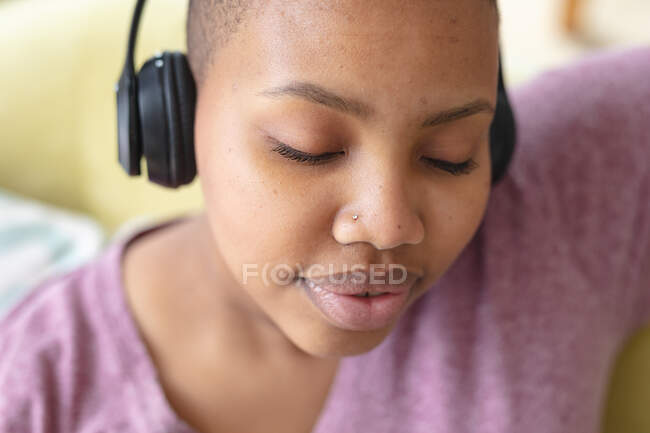 Entspannte afrikanisch-amerikanische Plus Size Frau mit Kopfhörern. Lebensstil, Freizeit und Zeit zu Hause verbringen. — Stockfoto
