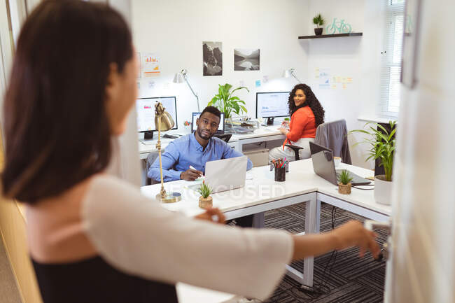 Glückliche, vielfältige Gruppe von Geschäftsleuten, die in modernen Büros zusammenarbeiten. Geschäfts- und Büroarbeitsplätze. — Stockfoto