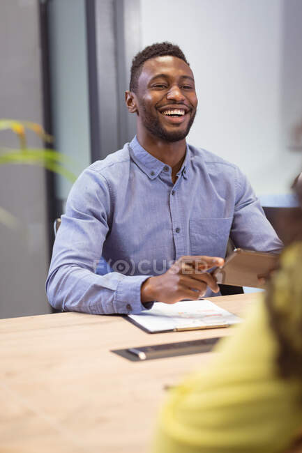 Homem de negócios feliz sentado no escritório moderno. empresa e escritório local de trabalho. — Fotografia de Stock