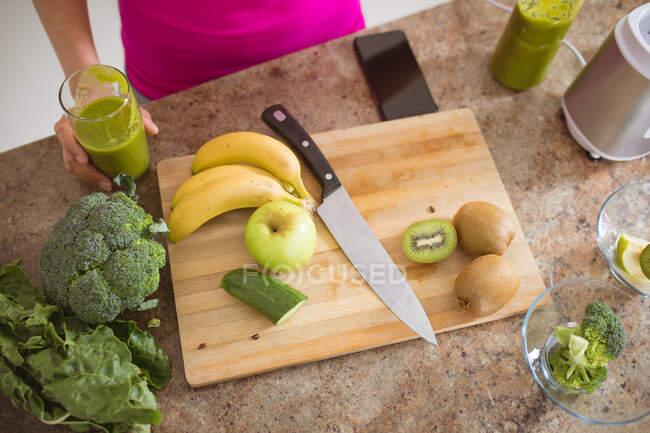 Manos de mujer preparando batido en la cocina. estilo de vida activo saludable y pasar tiempo en casa. - foto de stock