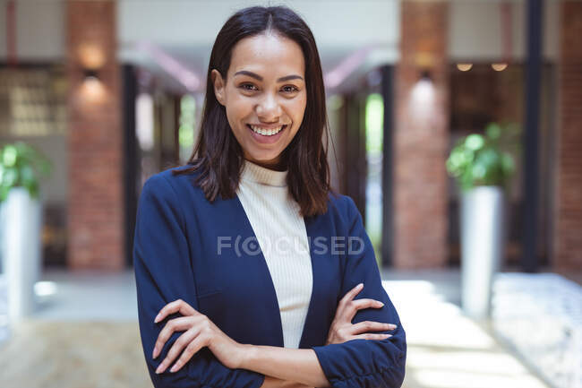 Porträt einer lächelnden Geschäftsfrau, die im modernen Büro in die Kamera blickt. Geschäfts- und Büroarbeitsplätze. — Stockfoto