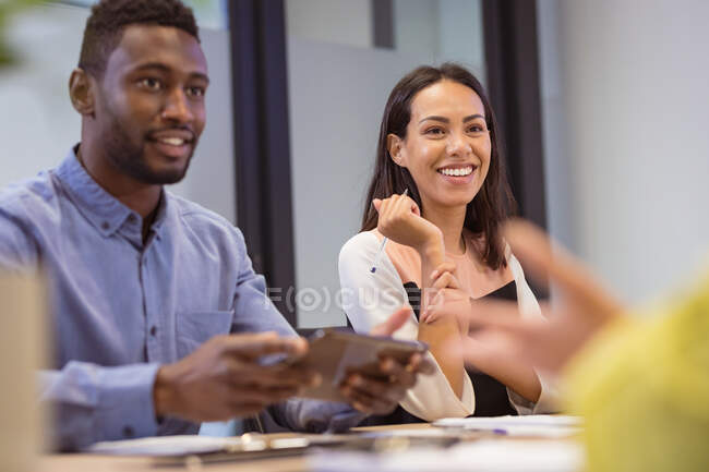 Grupo diverso feliz de pessoas de negócios que discutem o trabalho no escritório moderno. empresa e escritório local de trabalho. — Fotografia de Stock