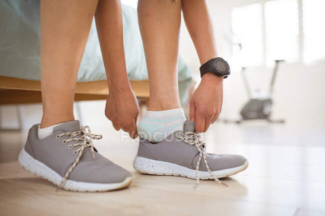 Frauenhände bereiten sich auf Sport vor, binden Schuhe. Gesunder aktiver Lebensstil und Fitness zu Hause. — Stockfoto