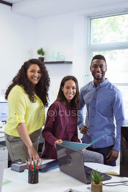 Retrato de sonriente grupo diverso de gente de negocios mirando a la cámara en la oficina moderna. negocios y oficina de trabajo. - foto de stock