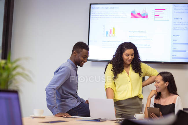 Grupo diverso feliz de pessoas de negócios que discutem o trabalho no escritório moderno. empresa e escritório local de trabalho. — Fotografia de Stock
