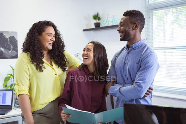 Grupo diverso feliz de pessoas de negócios que trabalham em conjunto, discutindo o trabalho no escritório moderno. empresa e escritório local de trabalho. — Fotografia de Stock