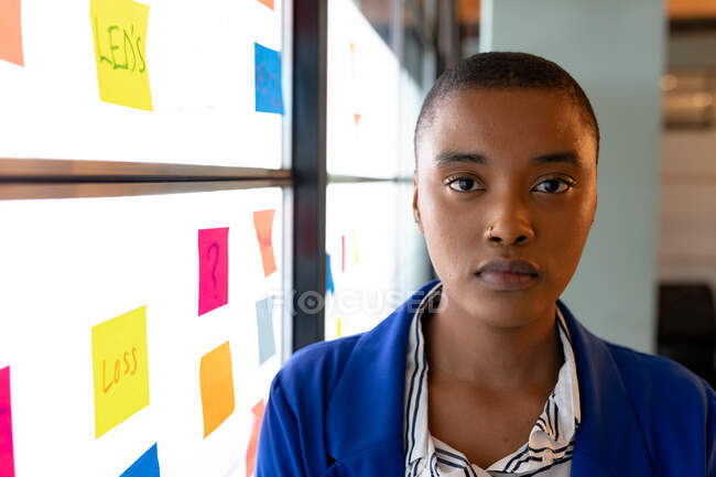 Retrato de close-up de empresária criativa confiante com cabelo curto por notas pegajosas no escritório. negócios criativos e escritório moderno. — Fotografia de Stock
